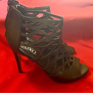 XOXO heels sz 9. Black 4.5” heel. Gladiator shootie. Great condition.